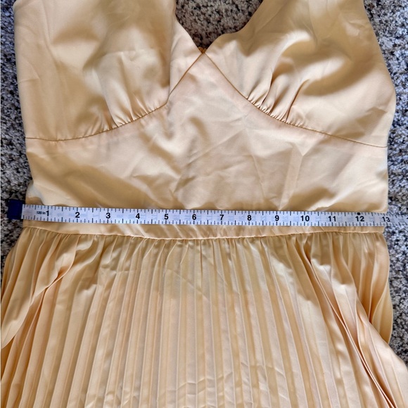 Butter Yellow Pleated Midi Dress Open Back Wedding Guest Size Medium - Picture 4 of 7